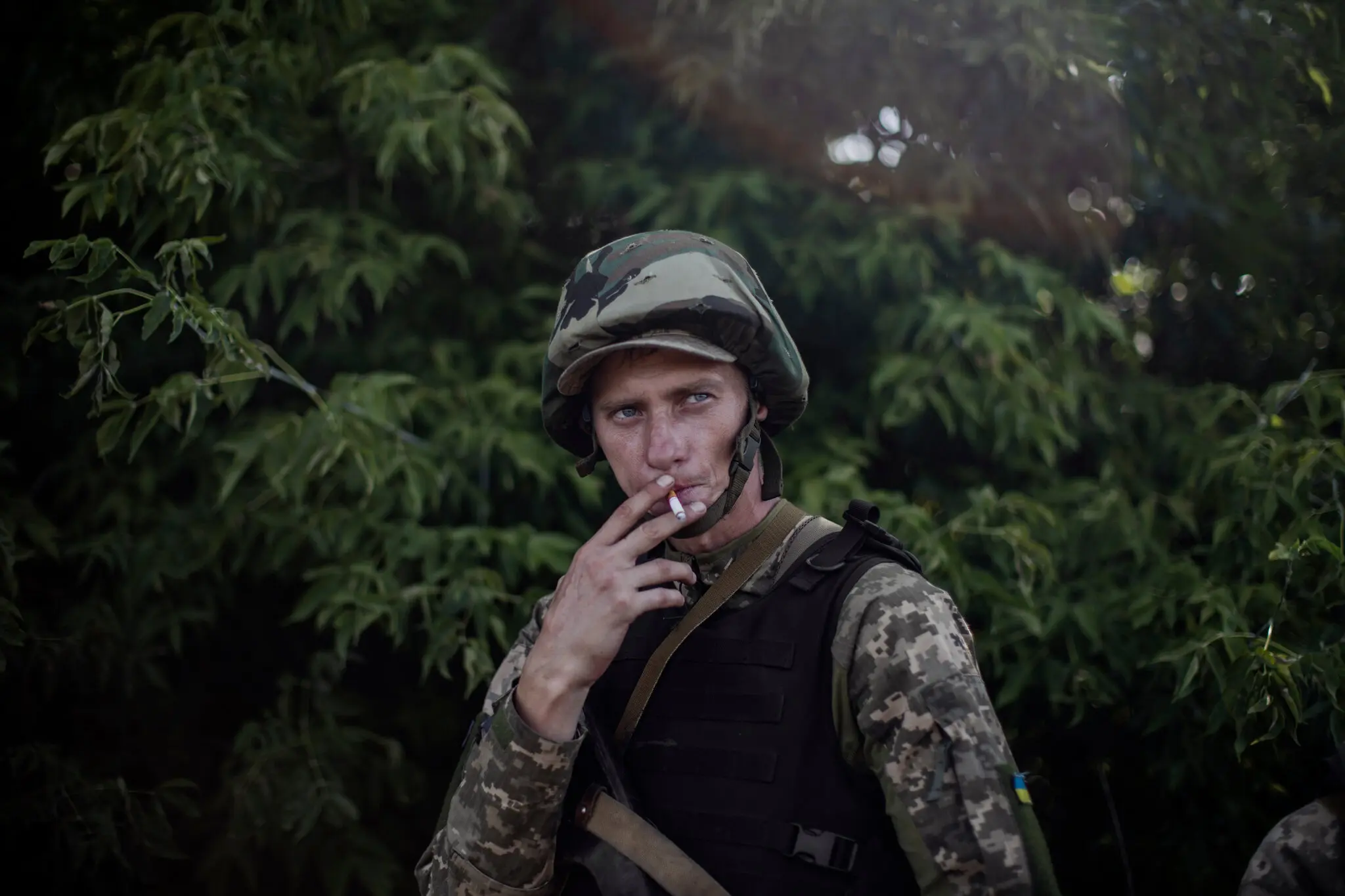 Український морпіх відпочиває від тренувань.